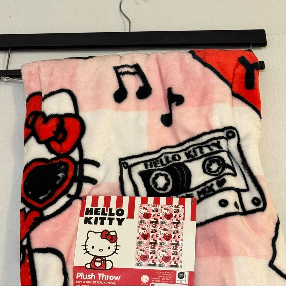 *NEW*Hello Kitty, throw & pillow set - Picture 4 of 13